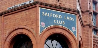 Tony Walsh Bawakan Puisi Eksklusif di Salford Lads Club Rayakan 40 Tahun Queen is Dead