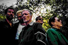 Queens of the Stone Age Rilis Single “Easy Street” Bareng Nikki Lane